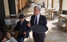 Người bồi bàn nắm giữ bí mật 'động trời' của hoàng gia Tây Ban Nha