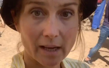 Tự trét bùn lên người để đưa tin lũ lụt, phóng viên Đức phải xin lỗi