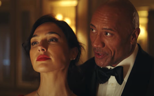 Gal Gadot hạ đo ván The Rock trong trailer ‘Red notice’