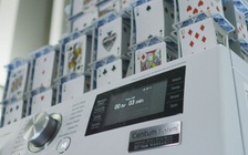 Mô hình tòa nhà 48 tầng bằng lá bài trên máy giặt đang chạy