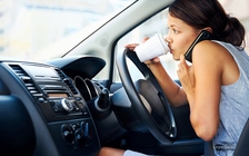 Đừng nghe điện thoại dưới bất cứ hình thức nào khi lái xe