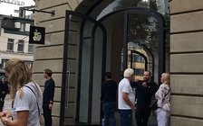 Cửa hàng Apple sơ tán khách vì pin iPad quá nóng