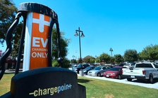 Cảnh báo tấn công mạng qua bộ sạc điện xe hơi