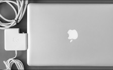 Cách nhận biết MacBook có đang được sạc hay không