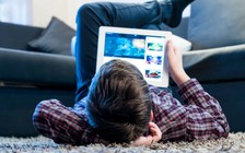 Trẻ nhỏ livestream YouTube phải có người lớn giám sát