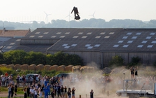 Đâm sầm xuống biển khi dùng hoverboard bay lơ lửng từ Pháp sang Anh