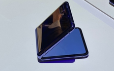 Cận cảnh Samsung Galaxy Z Flip có thiết kế gập gọn trong lòng bàn tay