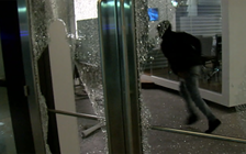 Apple Store bị đập phá và mất trộm iPhone vì các cuộc biểu tình tại Mỹ