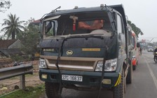 Xe tải đâm xe buýt, hành khách hốt hoảng