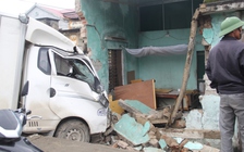 Xe tải đâm sập nhà dân, 2 bà cháu thoát chết