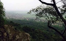 Phát hiện thi thể đang phân hủy trên núi