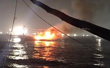 Một tàu cá bùng cháy trong đêm