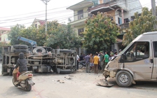 Xe khách đâm lật xe tải, 2 người nhập viện