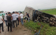 Hai xe tải lật nhào xuống ruộng, 2 người bị thương