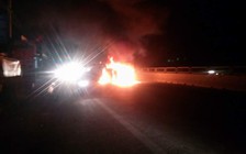 Xe tải bị lật và bốc cháy, 3 người thoát chết