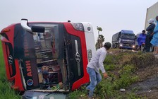 Xe khách lật ngửa dưới ruộng, 1 người chết, 10 người bị thương