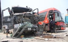 Xe tải va chạm xe khách, 6 người nhập viện cấp cứu