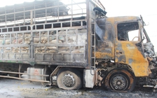 Xe tải bốc cháy trên quốc lộ 1A