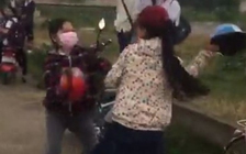 Chê ảnh trên facebook, nữ sinh bị đánh hội đồng