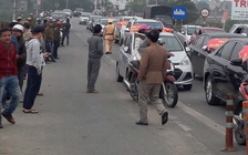 Dân dựng lán, tiếp tục chặn xe phản đối thu phí ở Trạm Bến Thủy