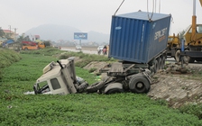 Xe khách tông xe container văng xuống mương