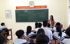 Cô giáo dạy học sinh hát ví dặm bằng tiếng Anh