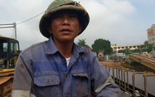 Hai công nhân lao xuống sông cứu người: 'Ai mà chẳng làm rứa'