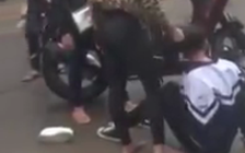 Sẽ phạt hành chính 2 cô gái đánh nữ sinh lớp 10 trước cổng trường