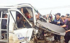 Dân phá cửa giải cứu tài xế và phụ xe mắc kẹt trong cabin