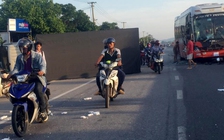 Xe khách giường nằm đâm xe tải