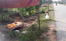 Người đàn ông nằm chết bên đường nghi do bị xe tông