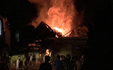 Hỏa hoạn thiêu rụi quán karaoke trong đêm