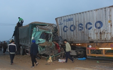Xe tải và xe container đâm trực diện, 2 tài xế mắc kẹt trong cabin