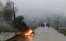 Xe máy bốc cháy khi đang lưu thông trên đường