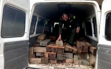 Kiểm lâm rượt đuổi hơn 20 km bắt xe chở gỗ lậu