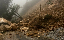 Sạt lở đất đá, quốc lộ 8A ách tắc nhiều giờ