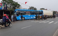 Xe container đâm xe khách, 1 người chết, 3 người bị thương