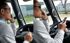 Tài xế xe buýt dùng khuỷu tay lái xe vì hai tay 'bận' cầm điện thoại