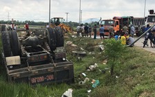 Hai xe tải đâm nhau lật nhào, tài xế may mắn thoát chết