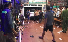 Xe 7 chỗ lao vào quán nhậu, 6 người bị thương