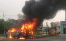 Xe 16 chỗ bốc cháy ngùn ngụt sau tai nạn trên quốc lộ 1A