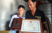 Nam sinh nghèo được Chủ tịch nước tặng ảnh bác Hồ vì trả lại tiền nhặt được