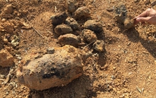 Phát hiện hàng trăm quả mìn, đạn pháo trong vườn nhà dân