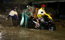 Phụ huynh và học sinh 'đảo lộn' vì bão số 9