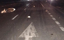 Xe máy kẹp ba đâm vào đuôi xe tải, 3 thanh niên tử vong