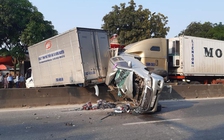 Dừng đèn đỏ, xe bán tải bị xe container đâm bẹp dúm, 2 người bị thương