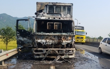 Xe tải biển số Lào bốc cháy khi đang chạy trên quốc lộ 1A
