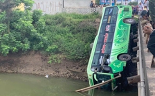 Xe khách mất lái lao xuống sông, 1 người chết, 2 người bị thương