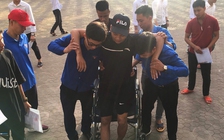 Thí sinh đi nạng gỗ, ngồi xe lăn quyết tâm vượt qua kỳ thi