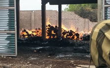 Hà Tĩnh: Kho gỗ quý 160 tấn cháy ngùn ngụt trong đêm